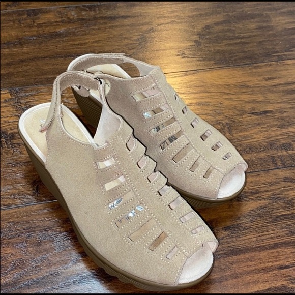 skechers trapezoid red